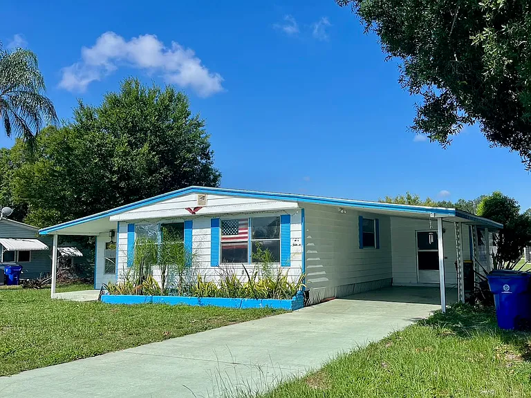 413 Pine Tree Ln — Photo 1
