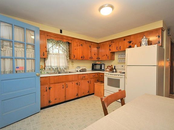 2nd image of 546 Crescent St