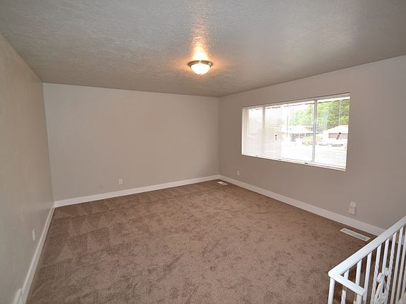 4th image of 860 E Larkspur Dr