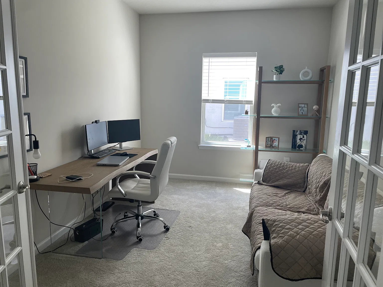 4 bed, 2.5 bath, 2370 sqft, $3,200 — Photo 3