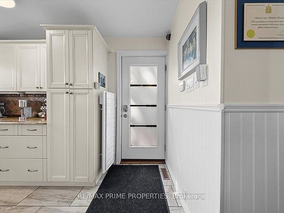 4th image of 2466 Fairmile Rd N