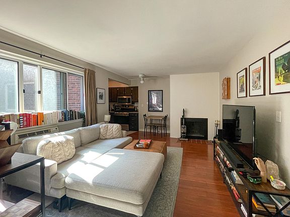 3rd image of 644 W Arlington Pl
