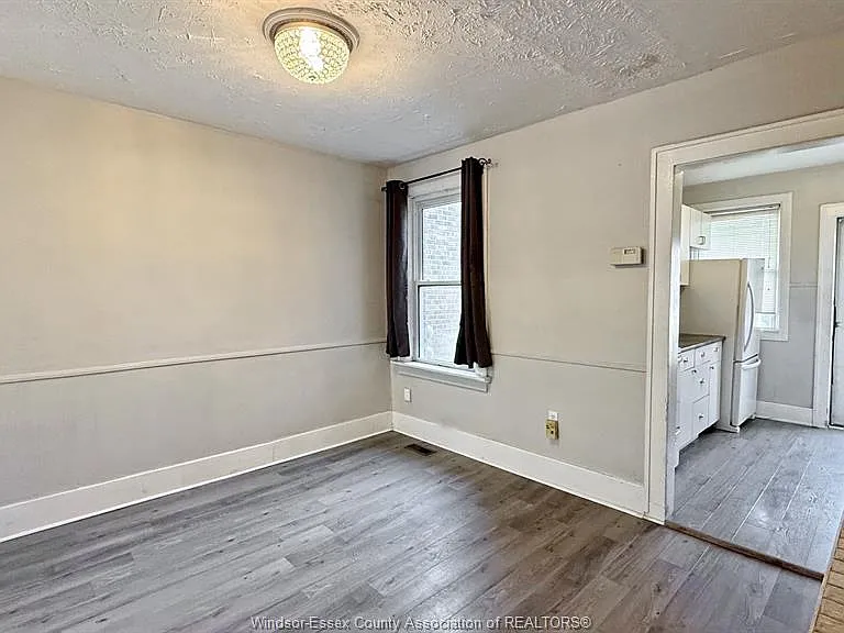 1424 Wyandotte St W — Photo 10