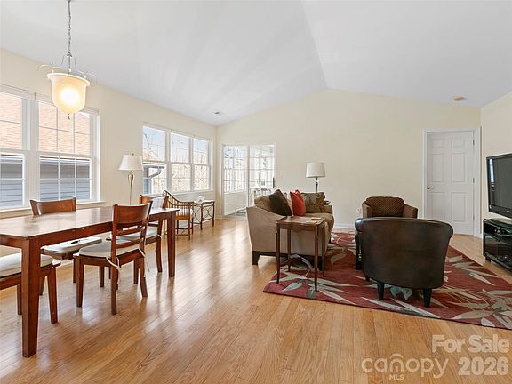 5th image of 305 Ewarts Hill Rd