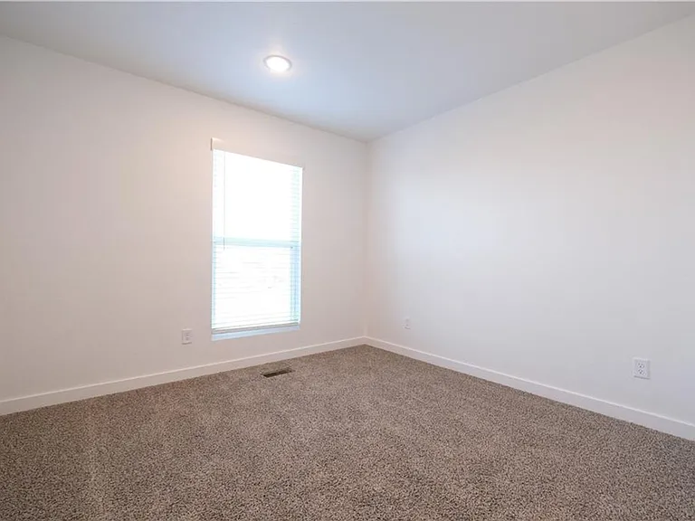 1081 Boardwalk Ave — Photo 7