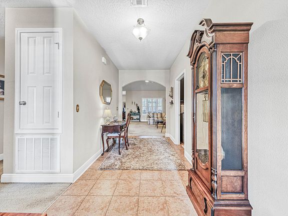 4th image of 42 Denny Dr