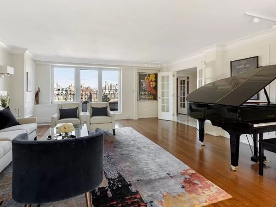 1st image of 114 E 7th St