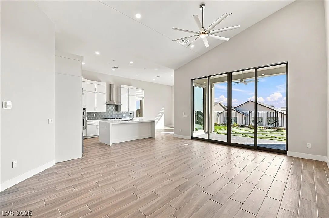 3 bed, 2.5 bath, 2303 sqft, $4,495 — Photo 2