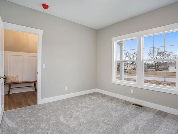 5th image of 2768 Woodridge Dr