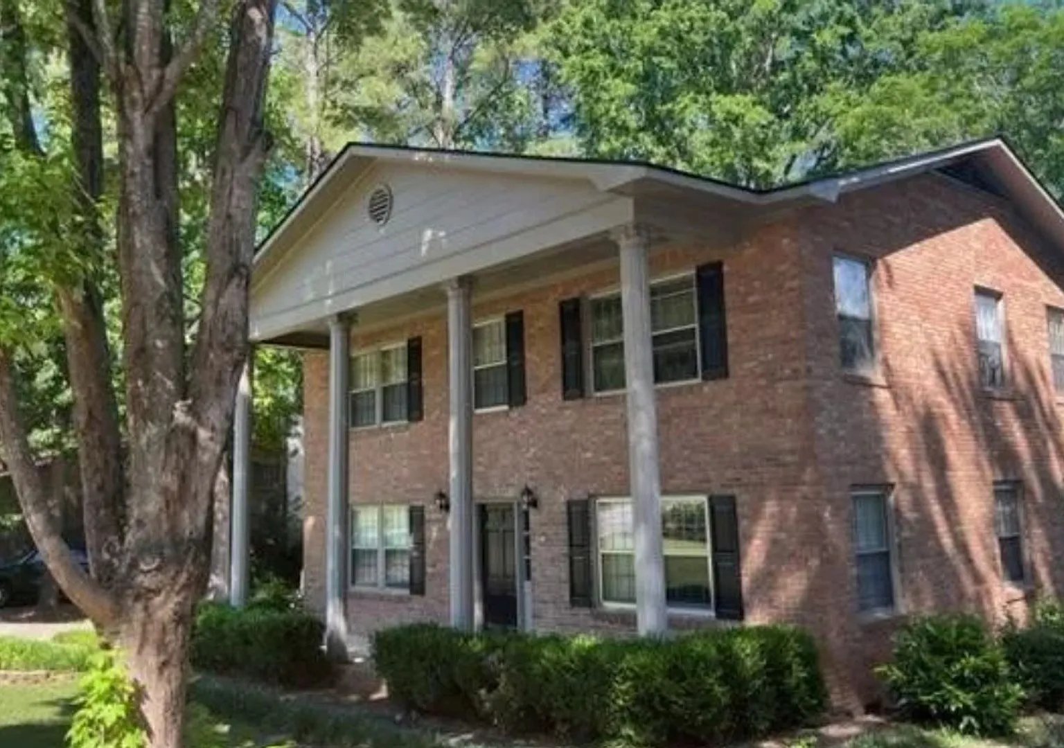 Beautiful, updated duplex in great area! Close to I-26 and I-20, Harbison shopping, dining, hospi... — Photo 2