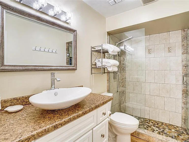 404 S Oak Ave — Photo 10
