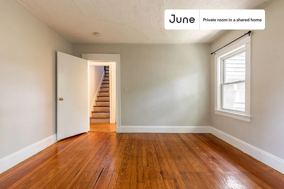 Queen bedroom in 9 bed/2 bath home in Brighton #1341 E — Photo 3