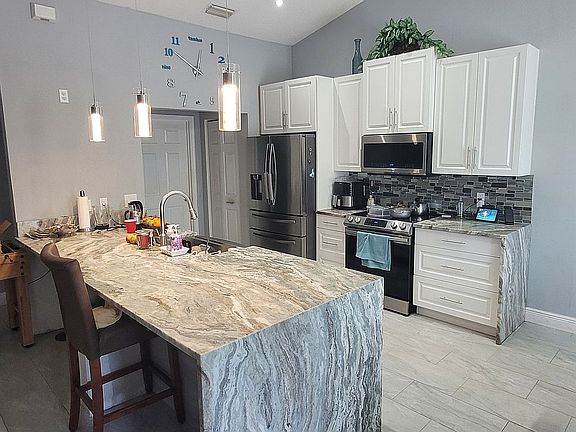 4th image of 900 Algardi St SE