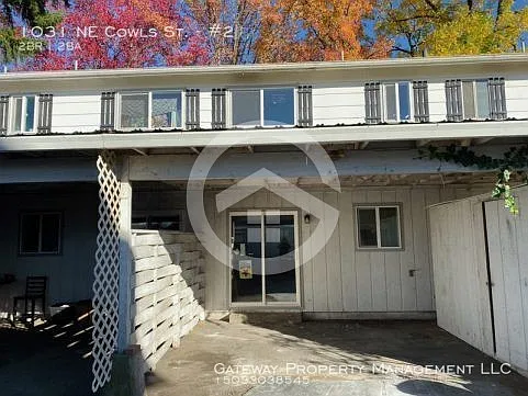1031 NE Cowls St #2 — Photo 1