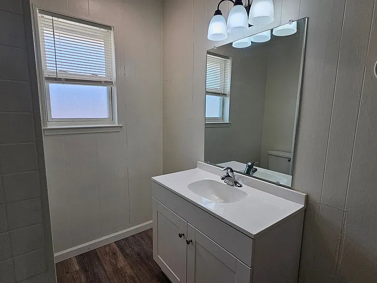 2420 Louise St — Photo 39