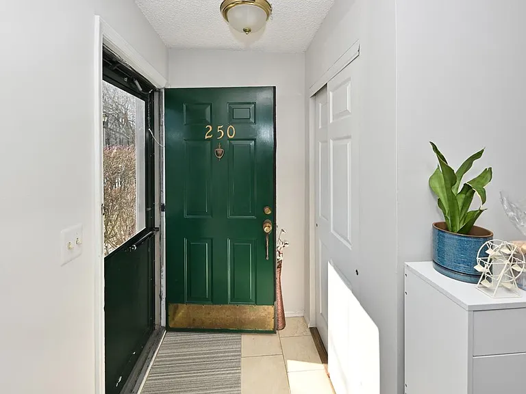 250 Larch Ln #250 — Photo 2