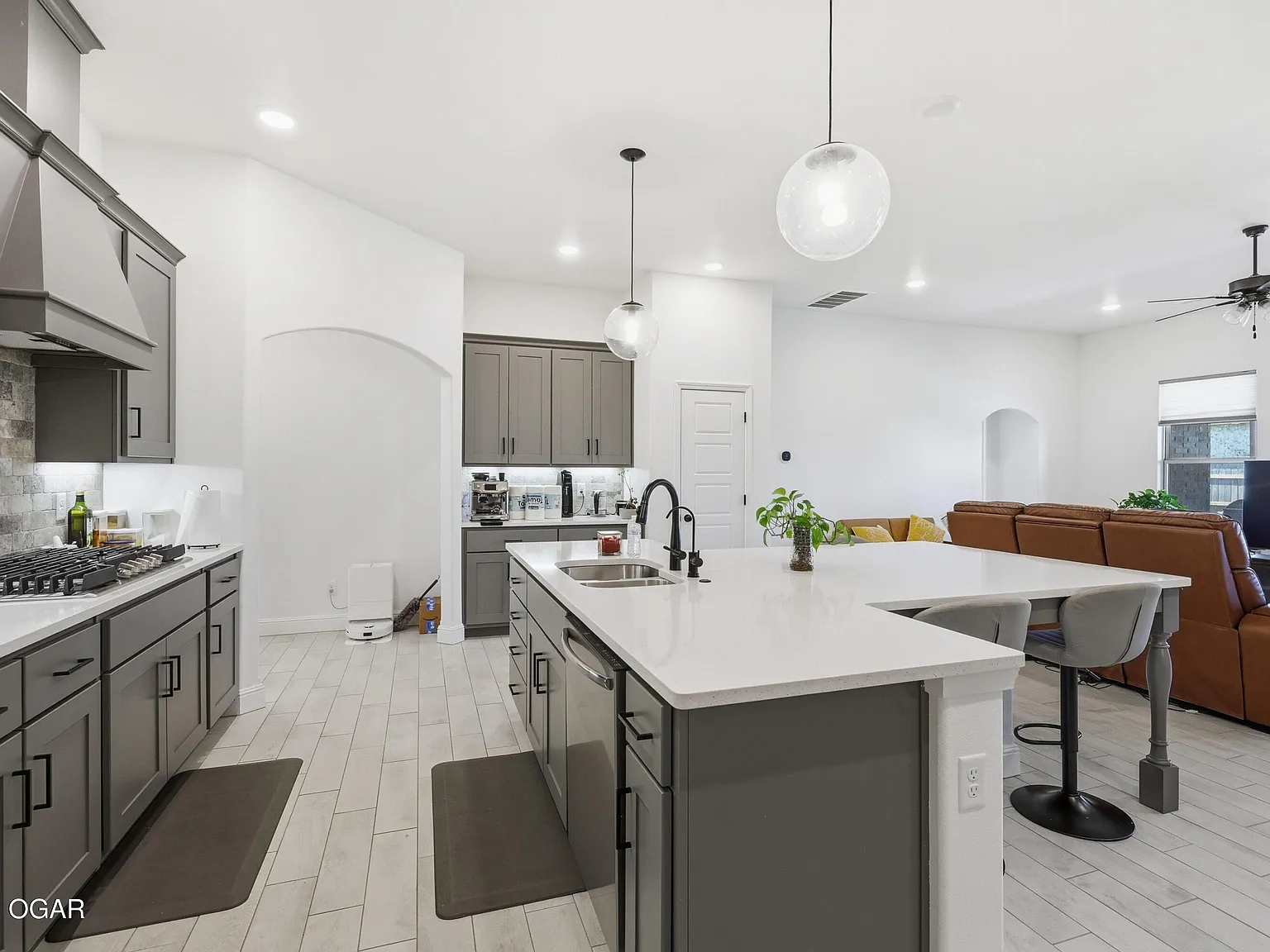 4 bed, 3.0 bath, 2605 sqft, $3,200 — Photo 4