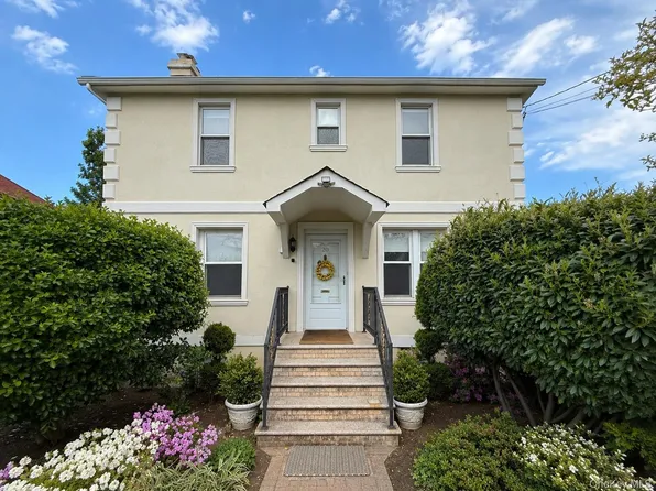 20 Locust Street, Manhasset, NY 11030