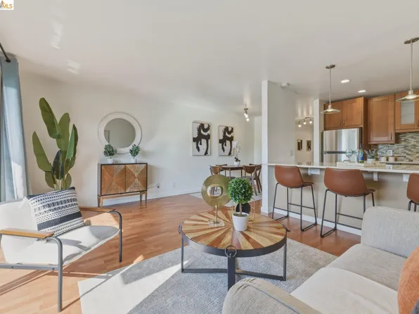 5 Embarcadero W APT 126, Oakland, CA 94607