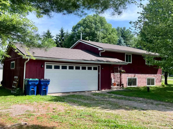 E1894 Patricia St, Waupaca, WI 54981