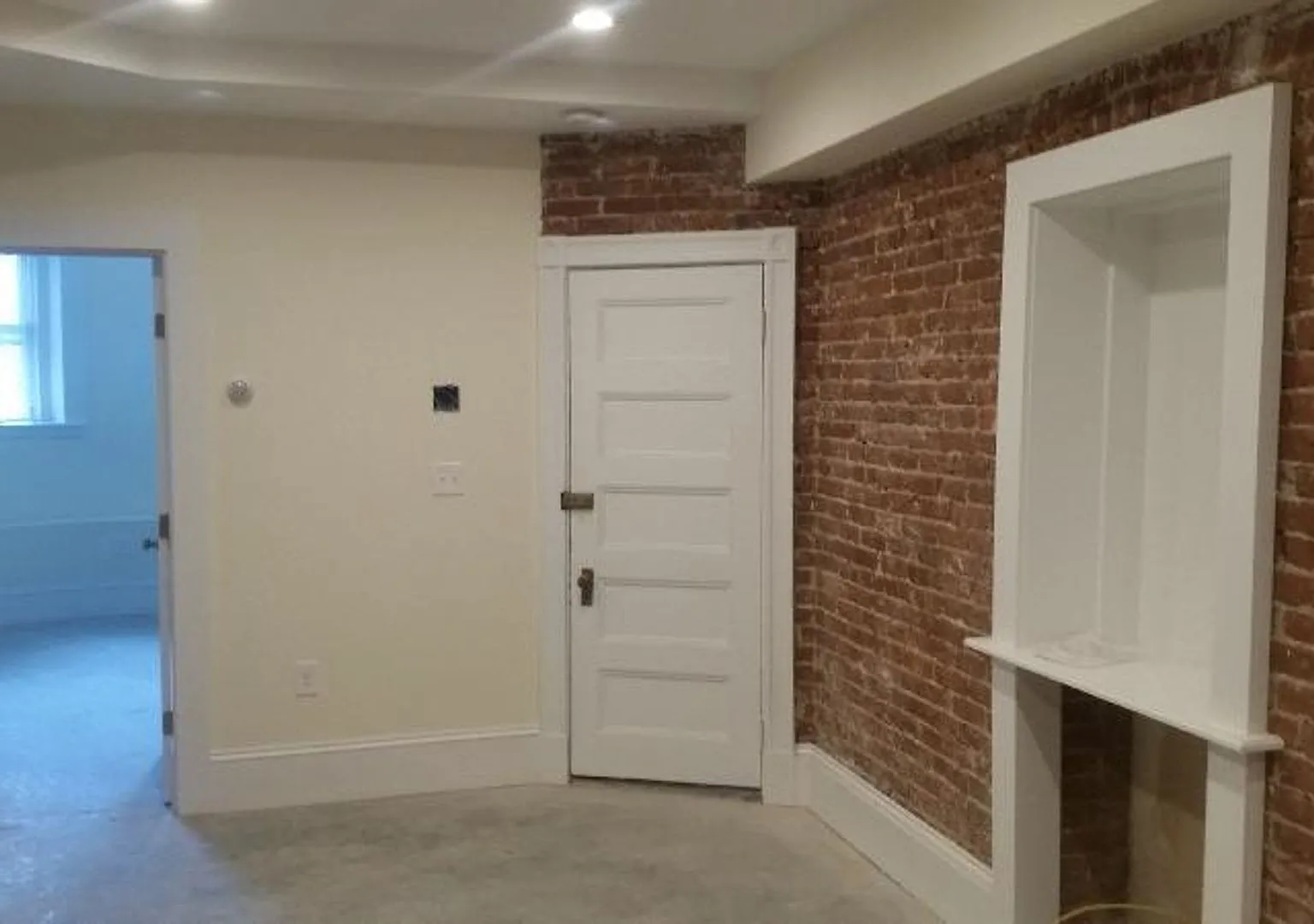 Nicely updated ground level 1 bed with in-unit laundry near the Green Line. — Photo 3
