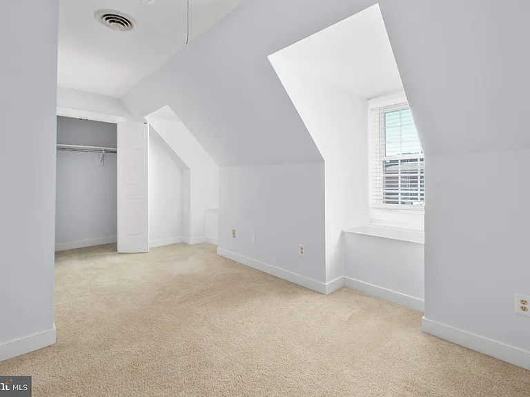 1011 Charles St #C — Photo 38