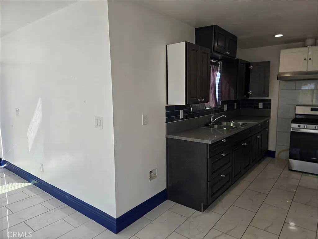 3 bed, 920 sqft, $2,000 — Photo 1
