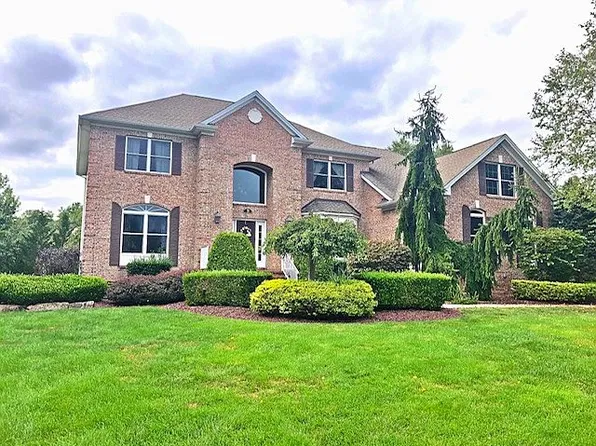 9 Woodmere Rd, Monroe Township, NJ 08831