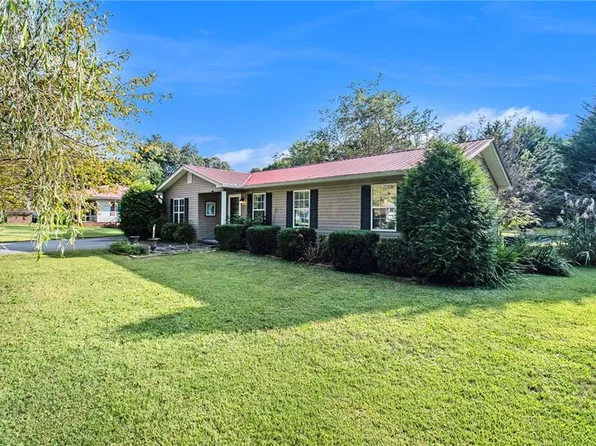 1046 Tech School Rd, Clarkesville, GA 30523