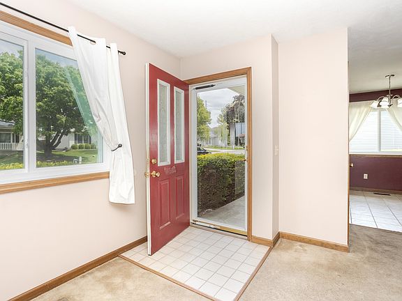 5th image of 405 Carriage Hills Rd