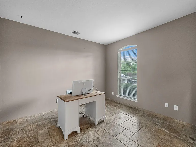 2519 Fair Oak St — Photo 4