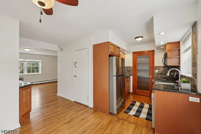 1 bed, 1.0 bath, $2,200 — Photo 2