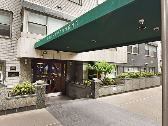4th image of 211 E 53rd St APT 9L