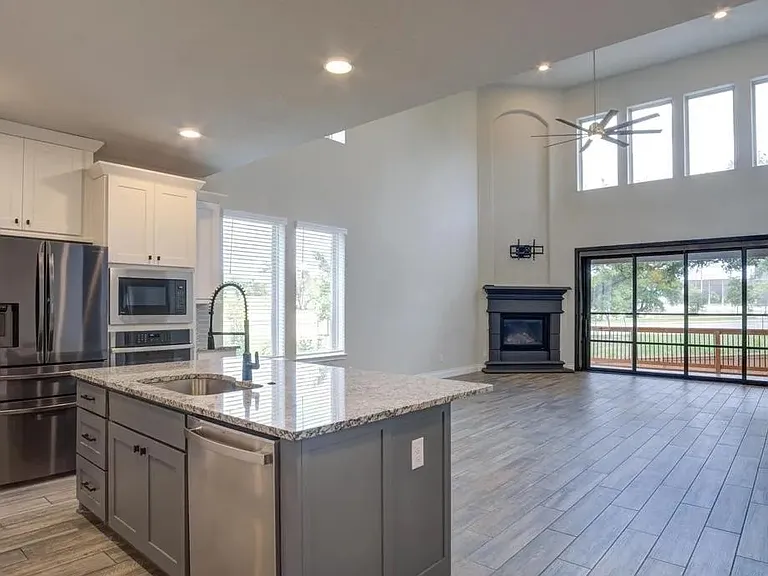 1222 Cadogan Squire — Photo 5