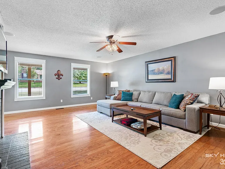 2416 N Robin Rd — Photo 6