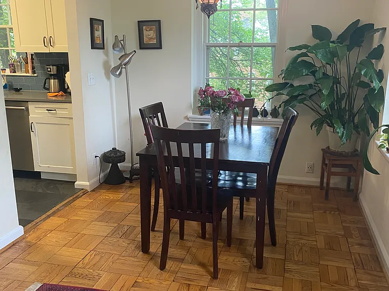 Dining area and entrance to the kitchen on the upper level