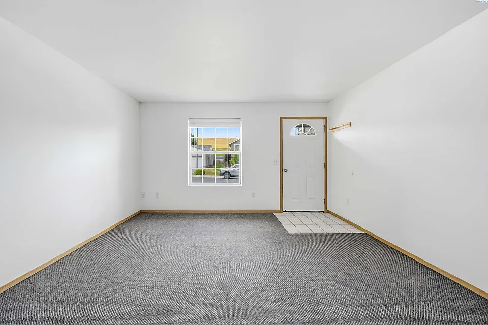 3 bed, 2.5 bath, 1576 sqft, $2,050 — Photo 2