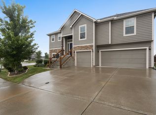 16026 Shady Bend St, Basehor, KS 66007