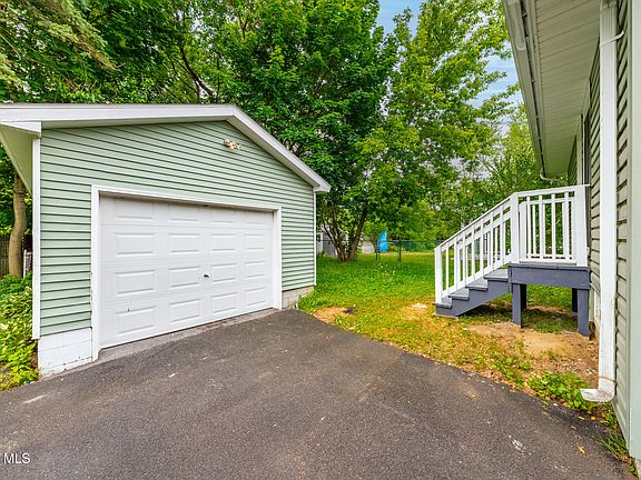 5th image of 32 Carroll Avenue