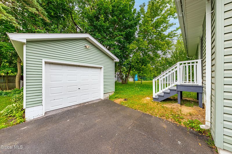 5th image of 32 Carroll Avenue
