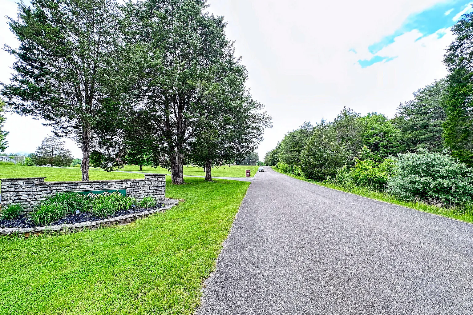 2 Cedar Pointe Dr photo 1
