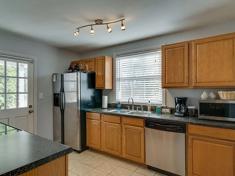 1709 Sherwood Ln — Photo 6