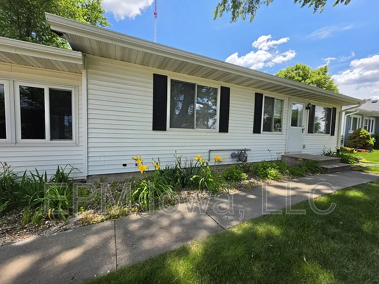 4747 Danbury St NE — Photo 2