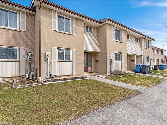 3rd image of 441 Victoria Rd N