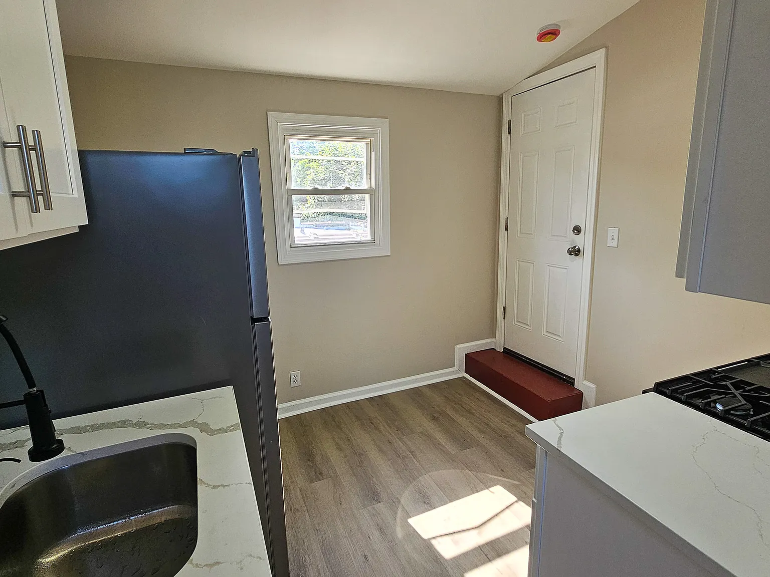 3 bed, 850 sqft, $1,795 — Photo 3