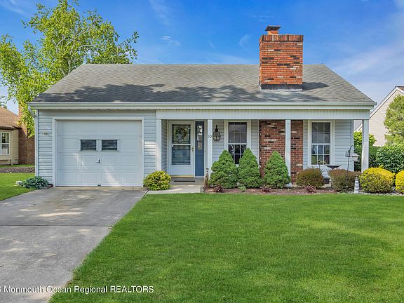 2nd image of 10 Buckingham Drive N