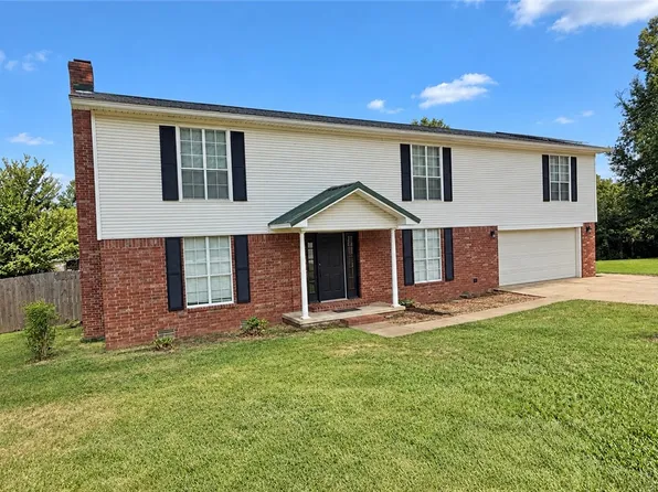 909 Kings Ct, Russellville, AR 72801