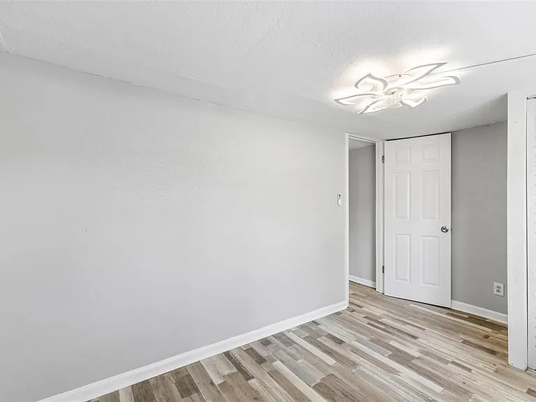 128 W North St — Photo 14