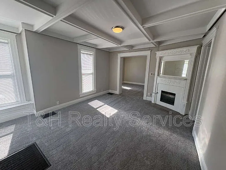 413 W Franklin St — Photo 3