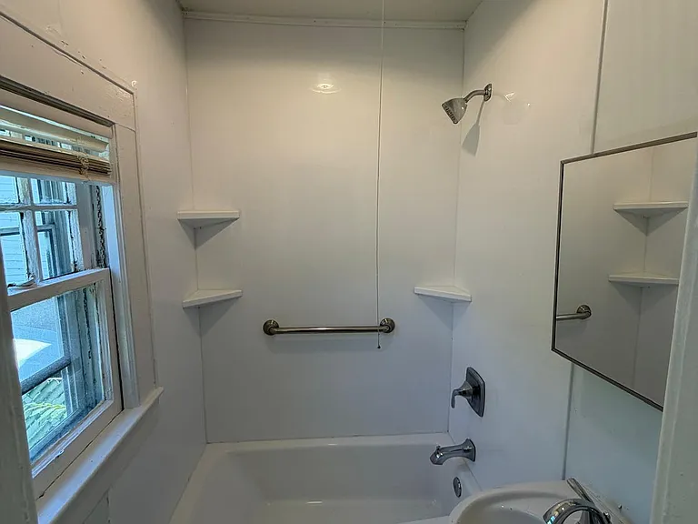 714 Chandler Ave — Photo 4